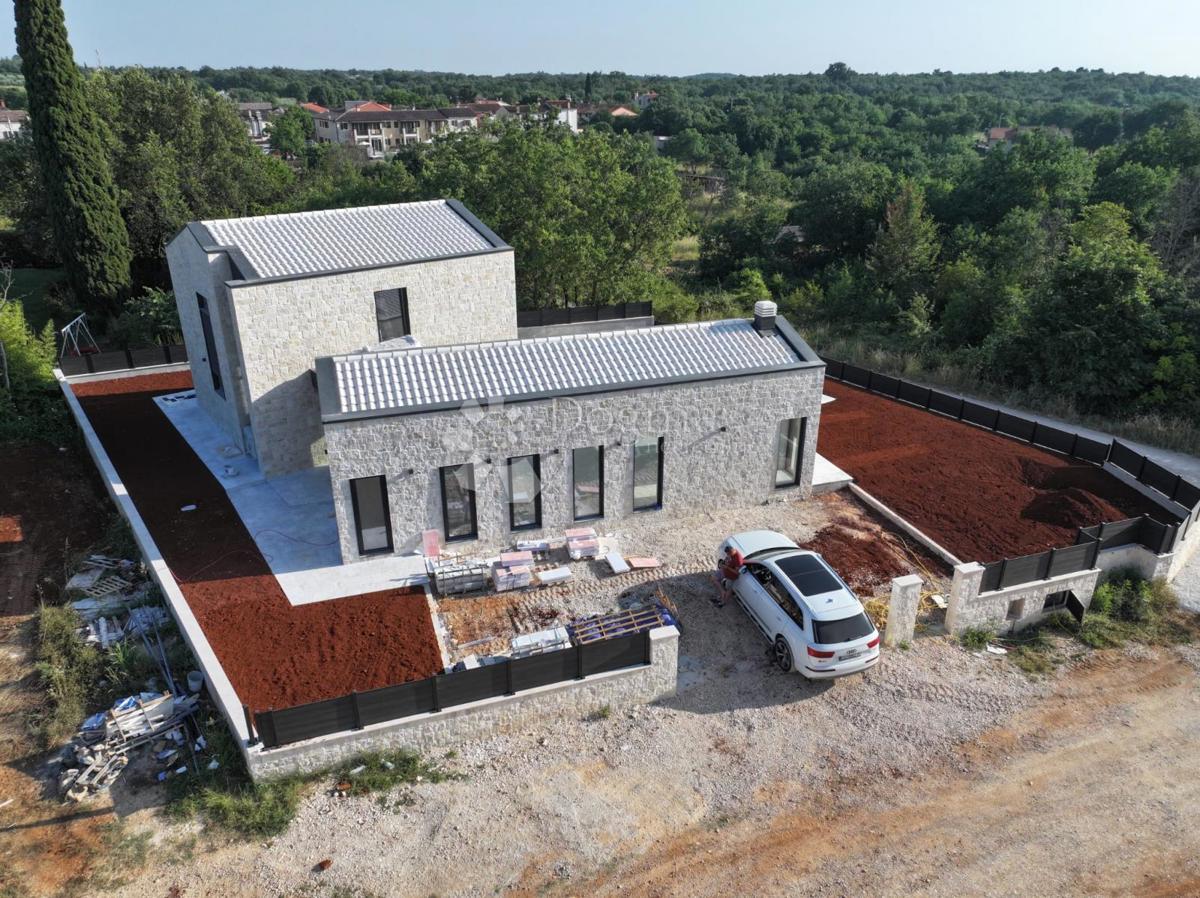 ČUDOVITA MODERNA VILA V OKOLICI POREČA