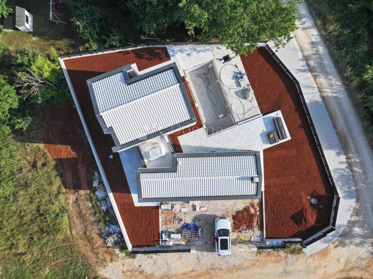 ČUDOVITA MODERNA VILA V OKOLICI POREČA