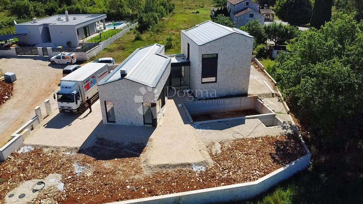 ČUDOVITA MODERNA VILA V OKOLICI POREČA