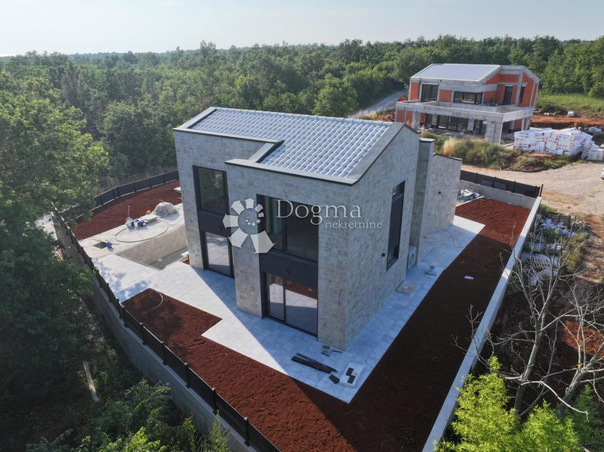 ČUDOVITA MODERNA VILA V OKOLICI POREČA
