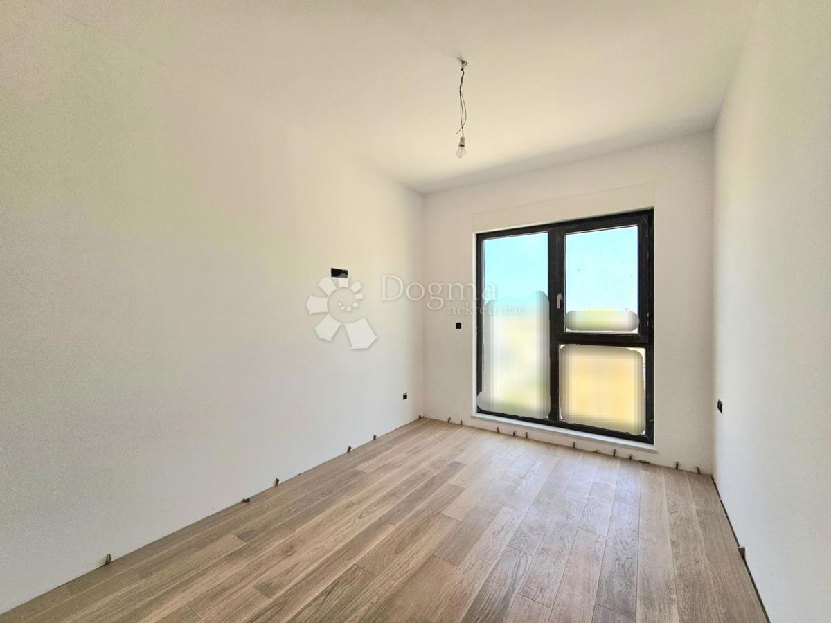 Umag, novogradnja, prostorno stanovanje z garažo