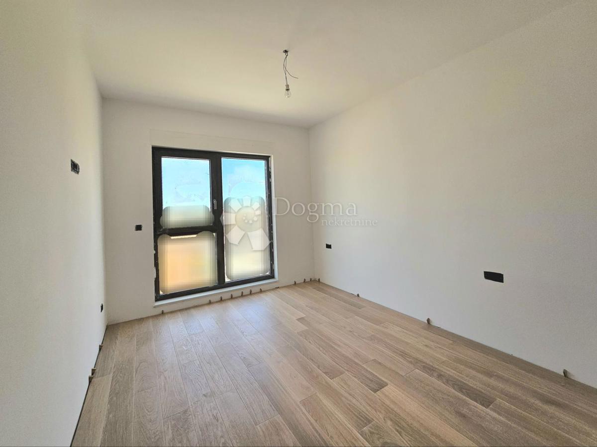 Umag, novogradnja, prostorno stanovanje z garažo