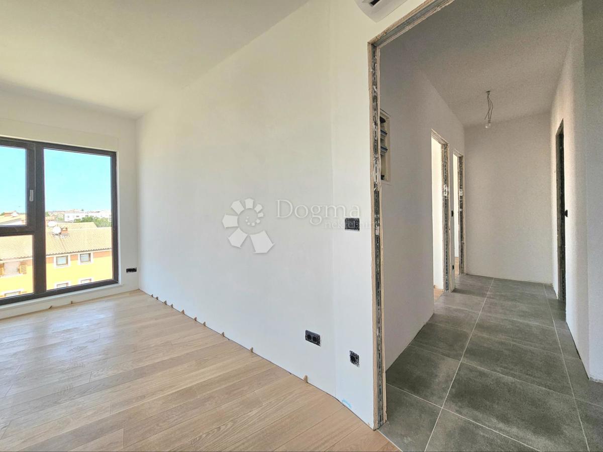 Umag, novogradnja, prostorno stanovanje z garažo