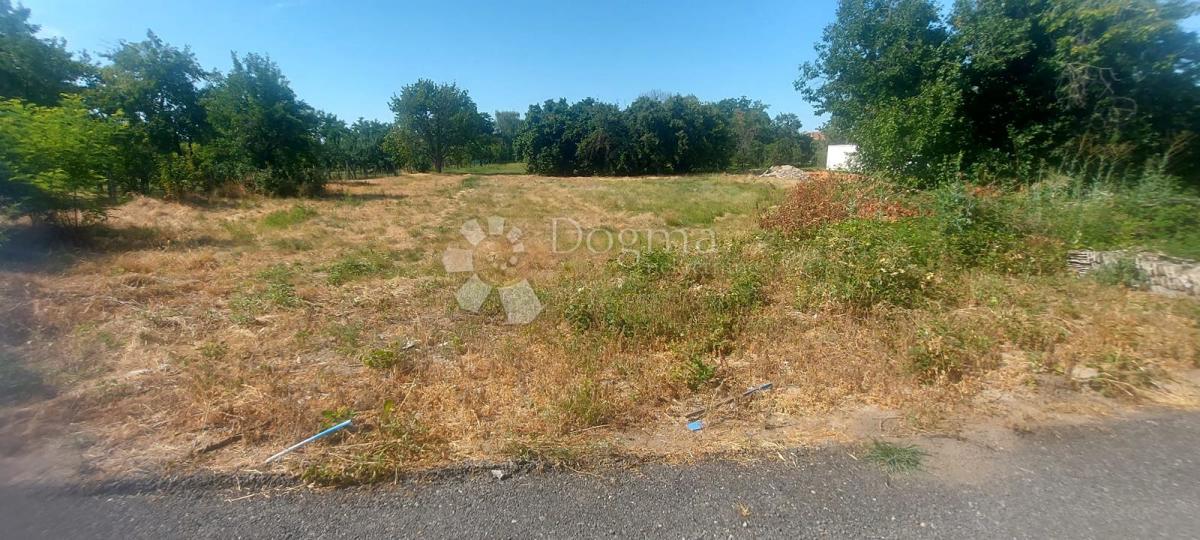 Zazidljivo zemljišče Cerić, Nuštar, 680m2