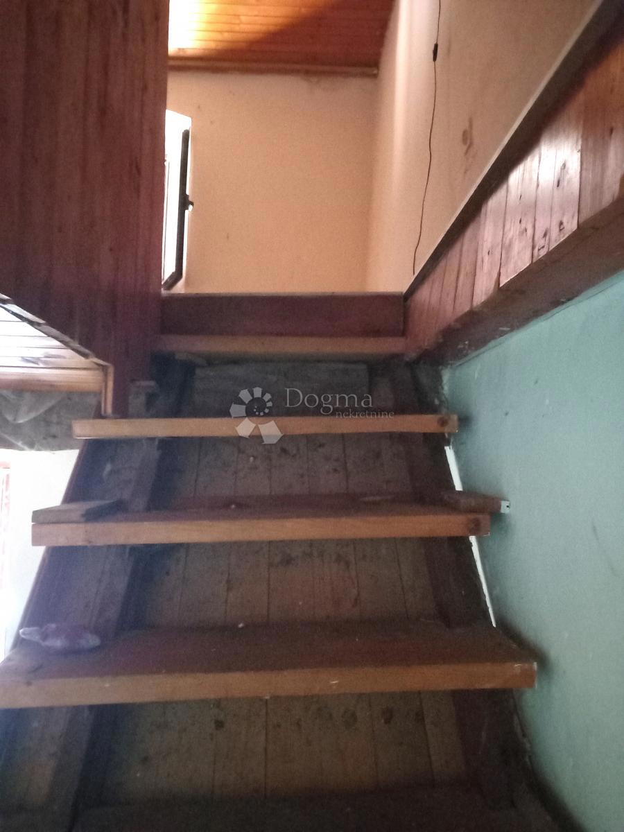Istra, Tar, kamnita vrstna hiša