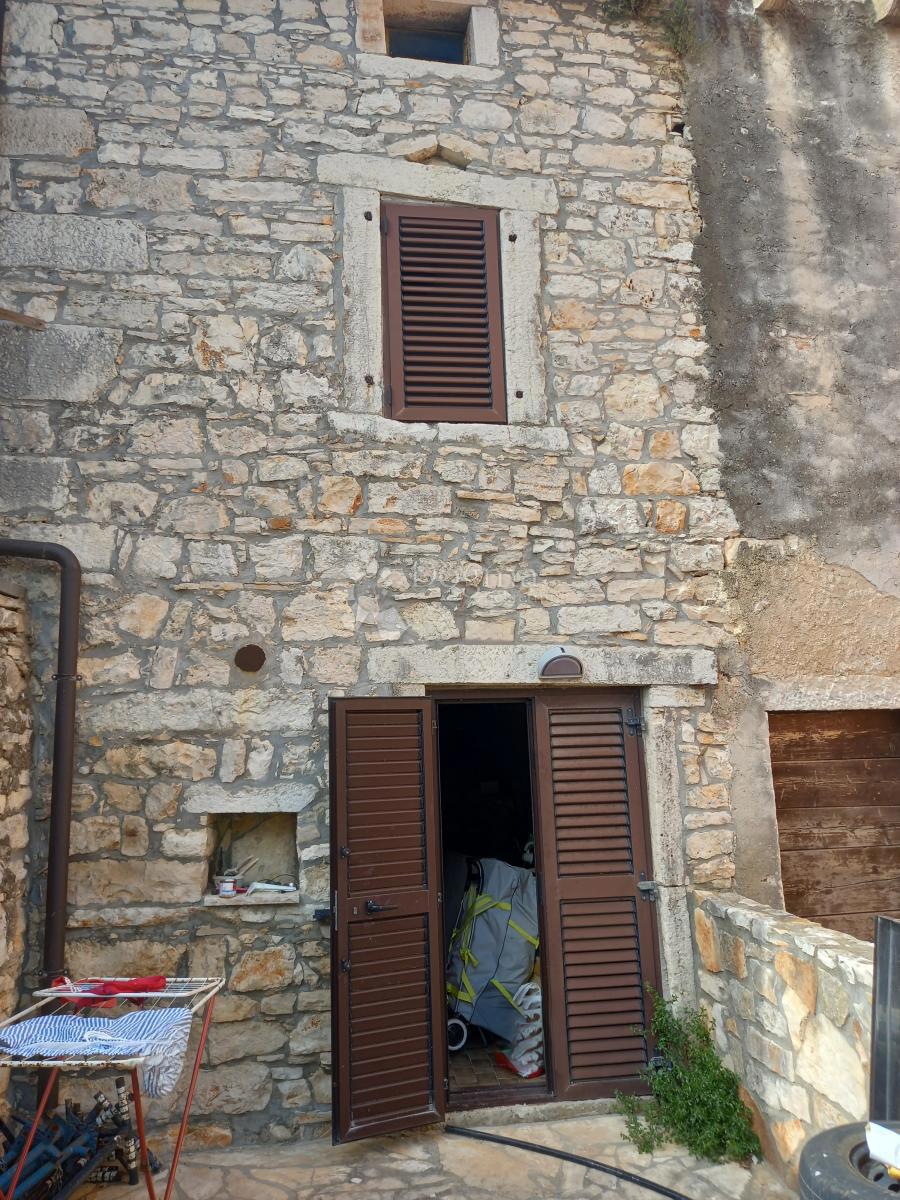 Istra, Tar, kamnita vrstna hiša
