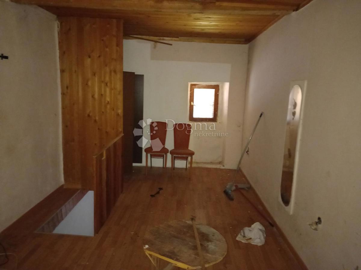 Istra, Tar, kamnita vrstna hiša
