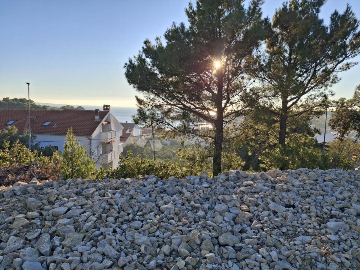 Zazidljivo zemljišče Banjol, Rab, 815m2