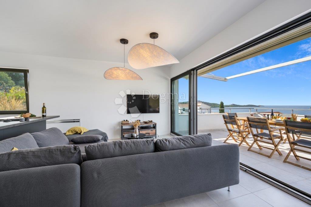 ROGOZNICA - LUKSUZNA VILA Z RAZGLEDOM Z VRHU