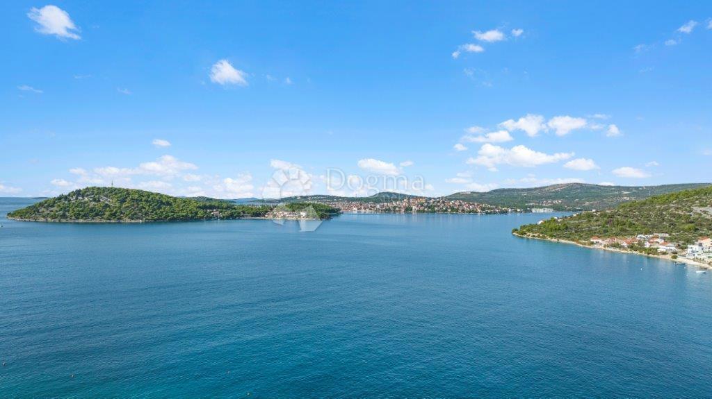 ROGOZNICA - LUKSUZNA VILA Z RAZGLEDOM Z VRHU