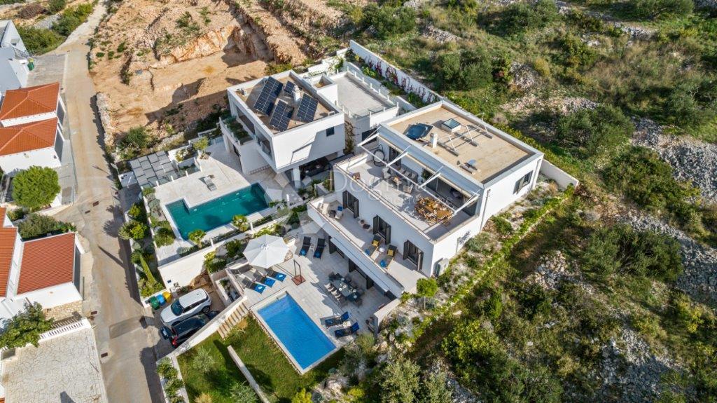 ROGOZNICA - LUKSUZNA VILA Z RAZGLEDOM Z VRHU