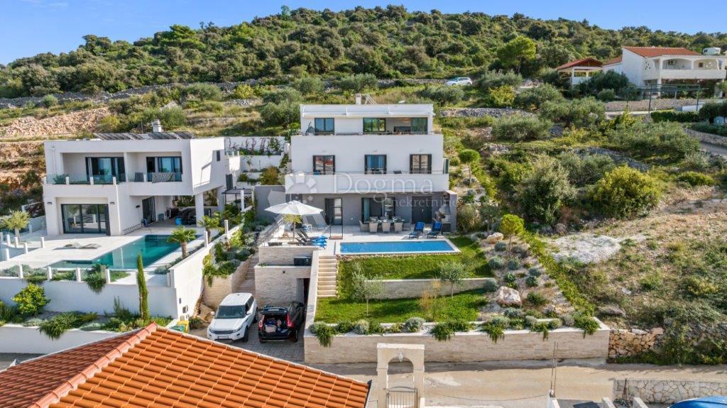 ROGOZNICA - LUKSUZNA VILA Z RAZGLEDOM Z VRHU