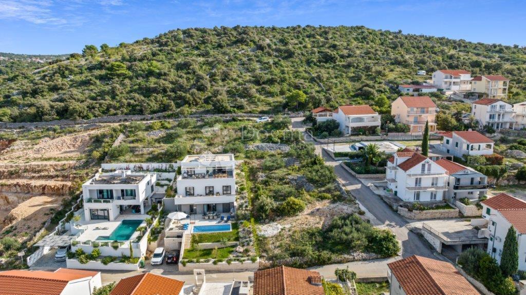 ROGOZNICA - LUKSUZNA VILA Z RAZGLEDOM Z VRHU