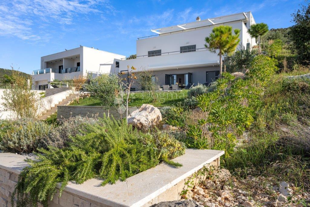 ROGOZNICA - LUKSUZNA VILA Z RAZGLEDOM Z VRHU