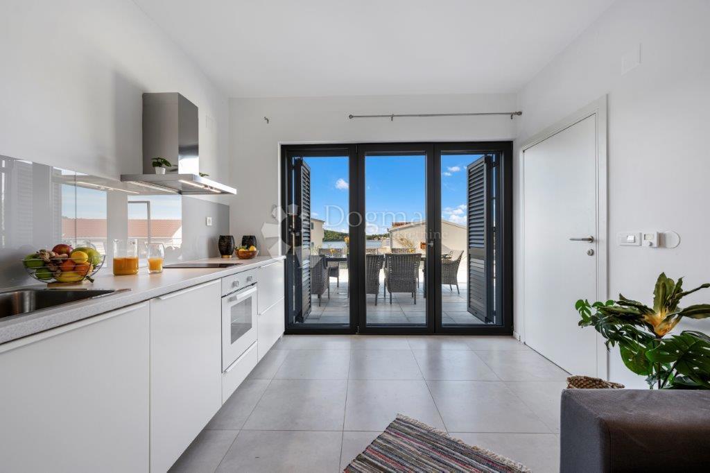 ROGOZNICA - LUKSUZNA VILA Z RAZGLEDOM Z VRHU