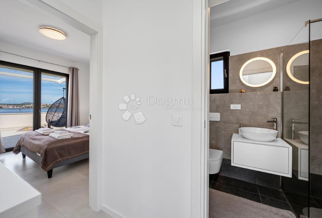 ROGOZNICA - LUKSUZNA VILA Z RAZGLEDOM Z VRHU