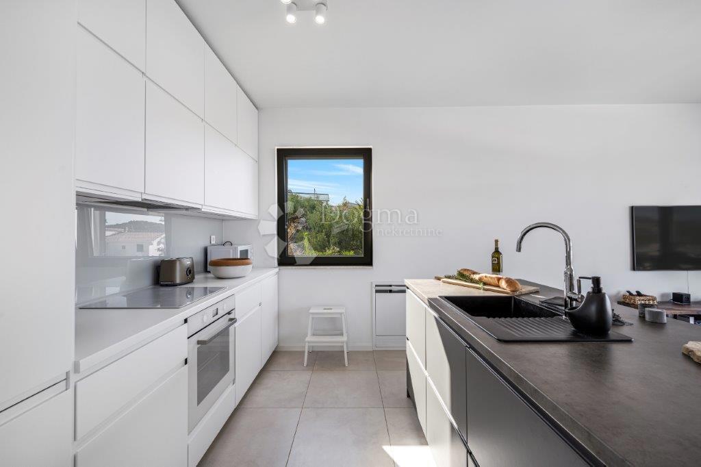 ROGOZNICA - LUKSUZNA VILA Z RAZGLEDOM Z VRHU