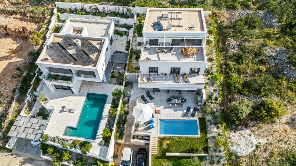 ROGOZNICA - LUKSUZNA VILA Z RAZGLEDOM Z VRHU