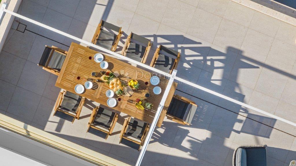 ROGOZNICA - LUKSUZNA VILA Z RAZGLEDOM Z VRHU