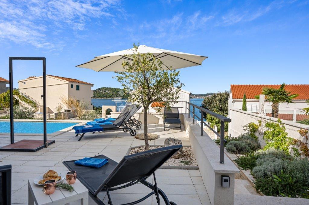 ROGOZNICA - LUKSUZNA VILA Z RAZGLEDOM Z VRHU