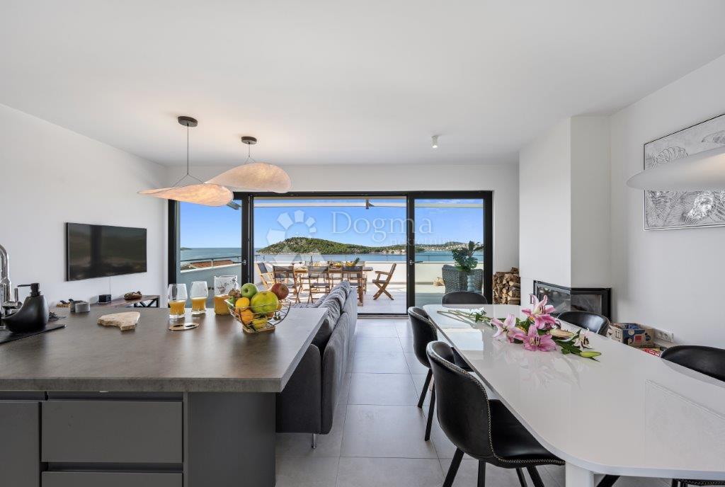 ROGOZNICA - LUKSUZNA VILA Z RAZGLEDOM Z VRHU