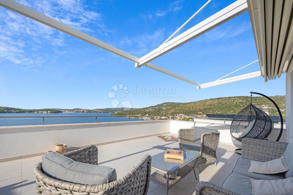 ROGOZNICA - LUKSUZNA VILA Z RAZGLEDOM Z VRHU