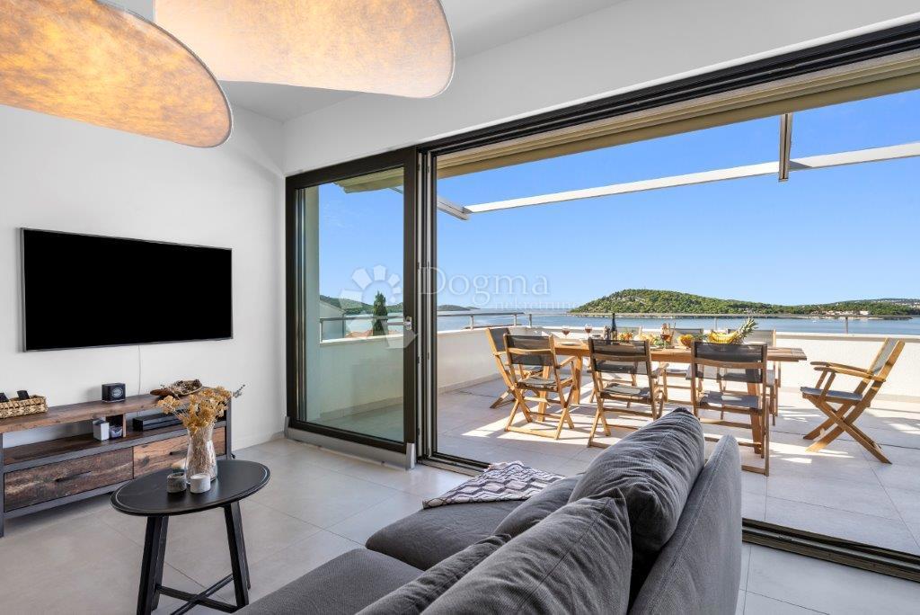 ROGOZNICA - LUKSUZNA VILA Z RAZGLEDOM Z VRHU