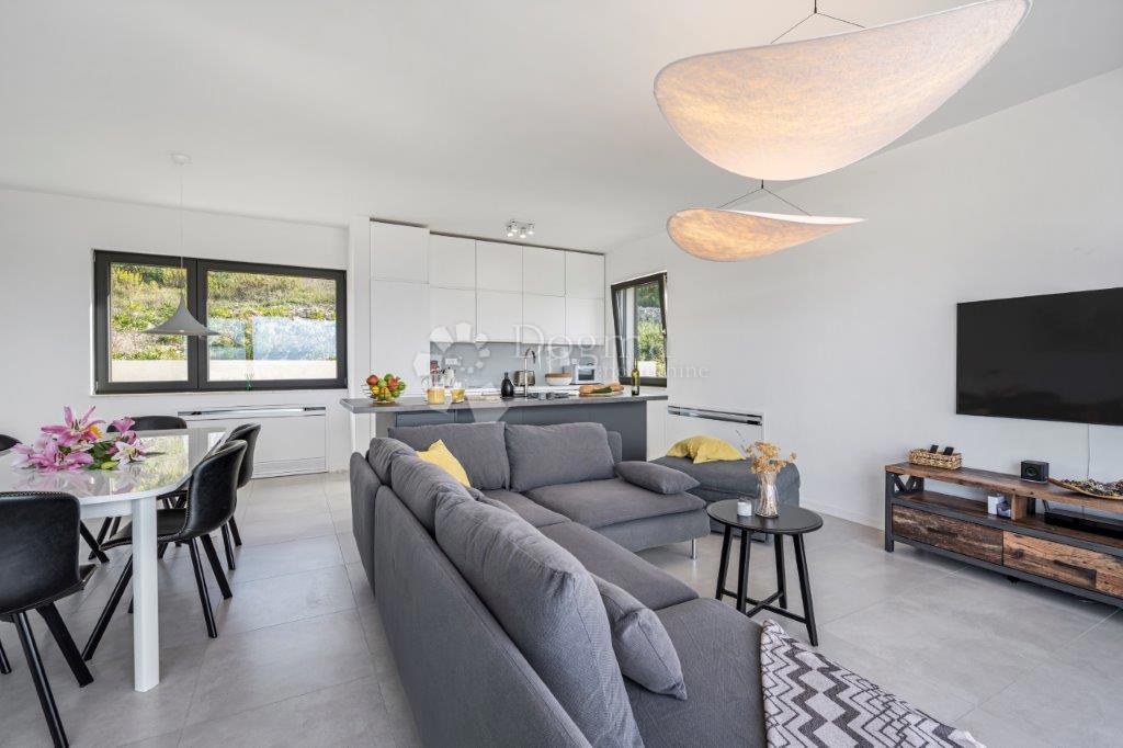 ROGOZNICA - LUKSUZNA VILA Z RAZGLEDOM Z VRHU