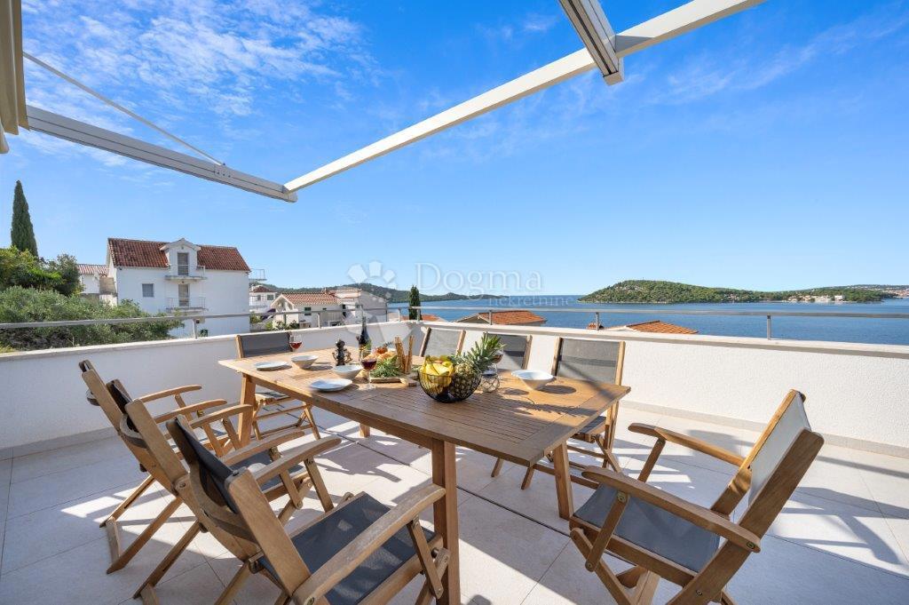 ROGOZNICA - LUKSUZNA VILA Z RAZGLEDOM Z VRHU