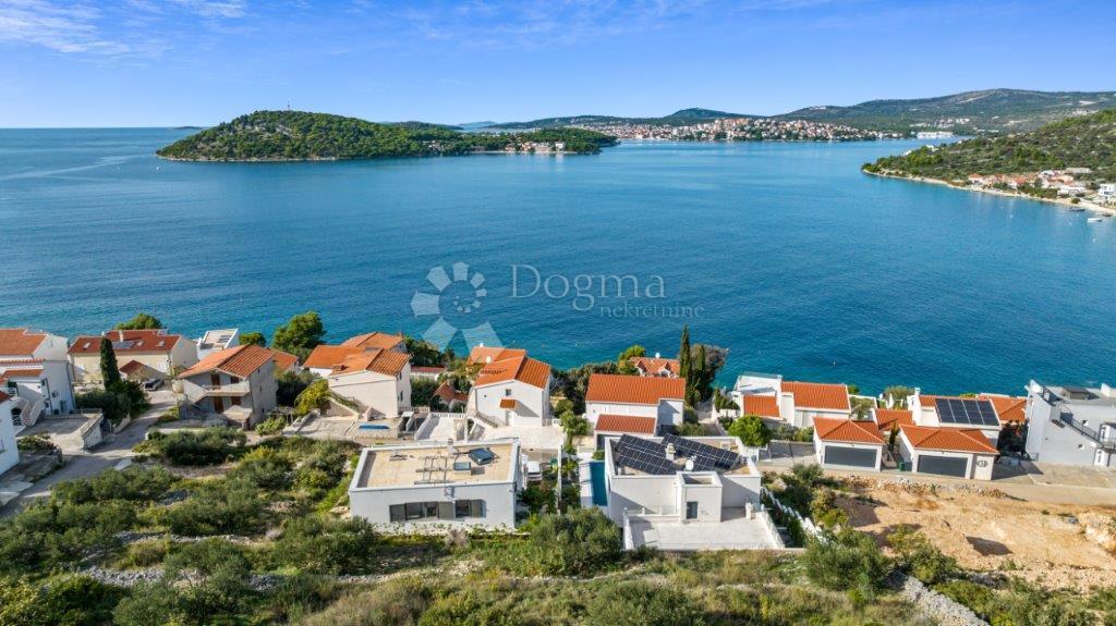 ROGOZNICA - LUKSUZNA VILA Z RAZGLEDOM Z VRHU