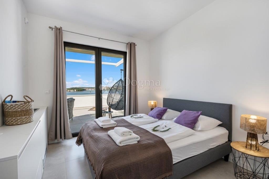 ROGOZNICA - LUKSUZNA VILA Z RAZGLEDOM Z VRHU