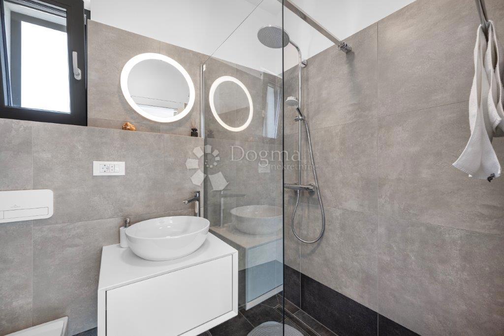 ROGOZNICA - LUKSUZNA VILA Z RAZGLEDOM Z VRHU