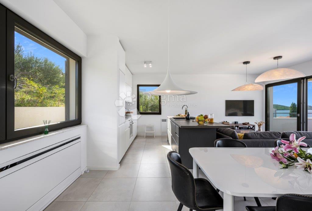 ROGOZNICA - LUKSUZNA VILA Z RAZGLEDOM Z VRHU