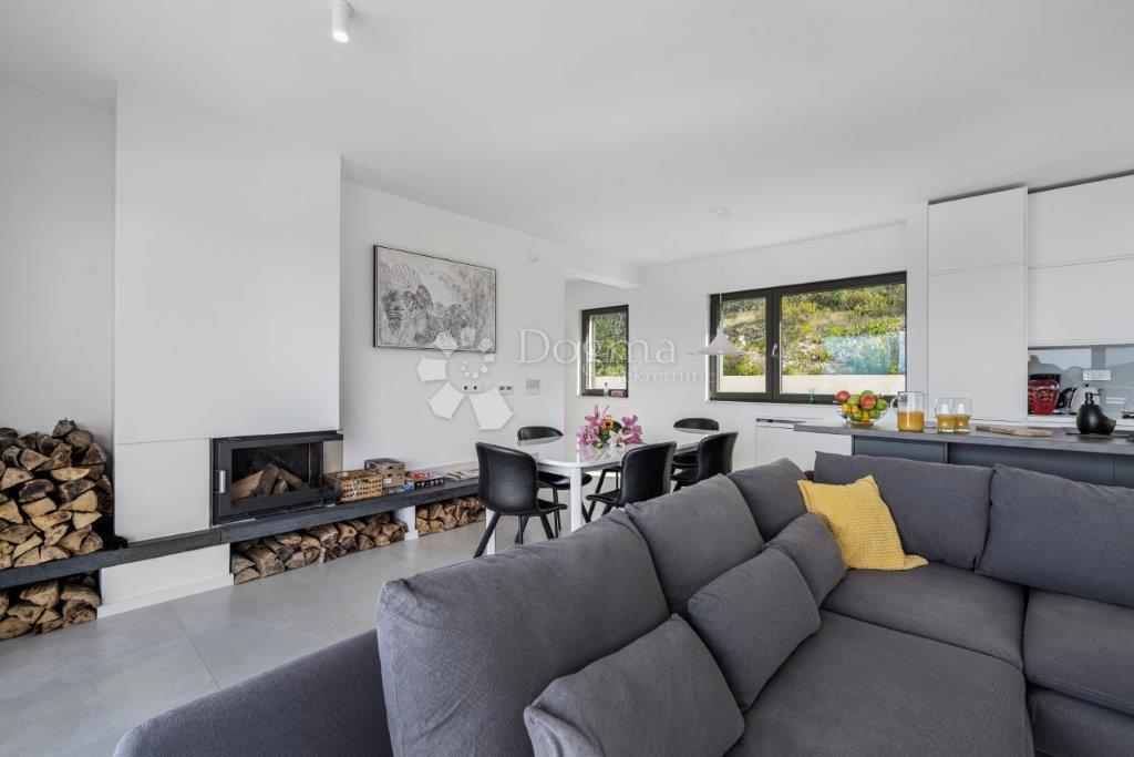 ROGOZNICA - LUKSUZNA VILA Z RAZGLEDOM Z VRHU