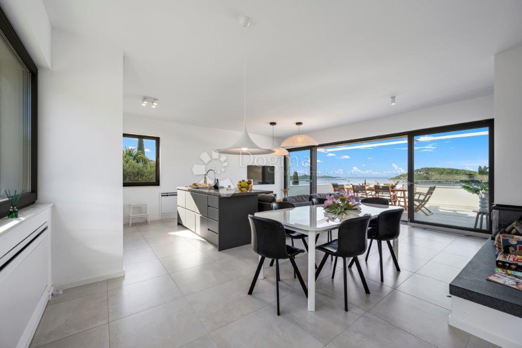 ROGOZNICA - LUKSUZNA VILA Z RAZGLEDOM Z VRHU