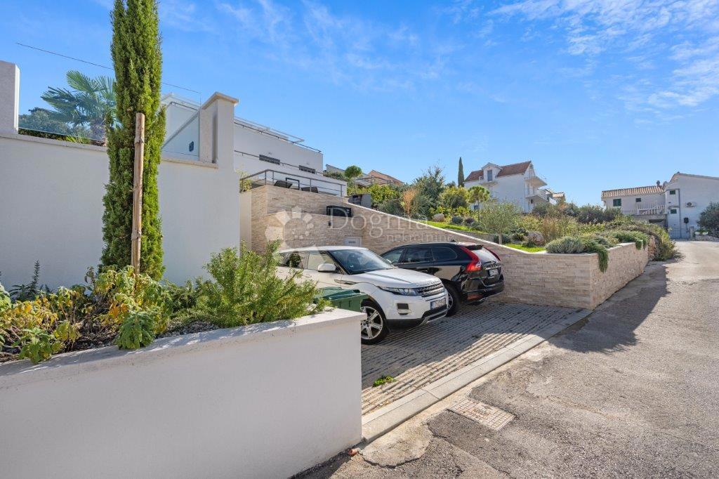 ROGOZNICA - LUKSUZNA VILA Z RAZGLEDOM Z VRHU