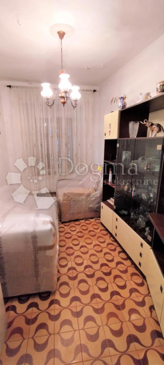 ATRAKTIVNA HIŠA V STAREM JEDRU - 50 M OD MORJA - PRILOŽNOST ZA INVESTICIJO