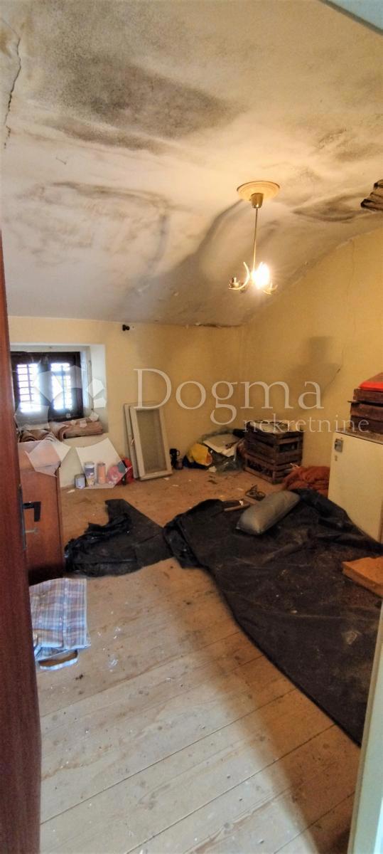 ATRAKTIVNA HIŠA V STAREM JEDRU - 50 M OD MORJA - PRILOŽNOST ZA INVESTICIJO