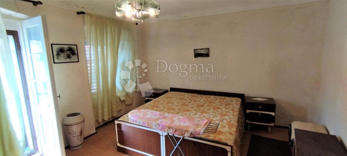 ATRAKTIVNA HIŠA V STAREM JEDRU - 50 M OD MORJA - PRILOŽNOST ZA INVESTICIJO