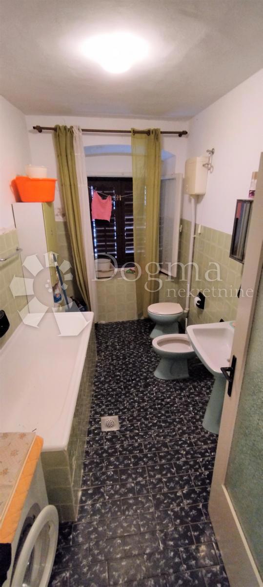 ATRAKTIVNA HIŠA V STAREM JEDRU - 50 M OD MORJA - PRILOŽNOST ZA INVESTICIJO