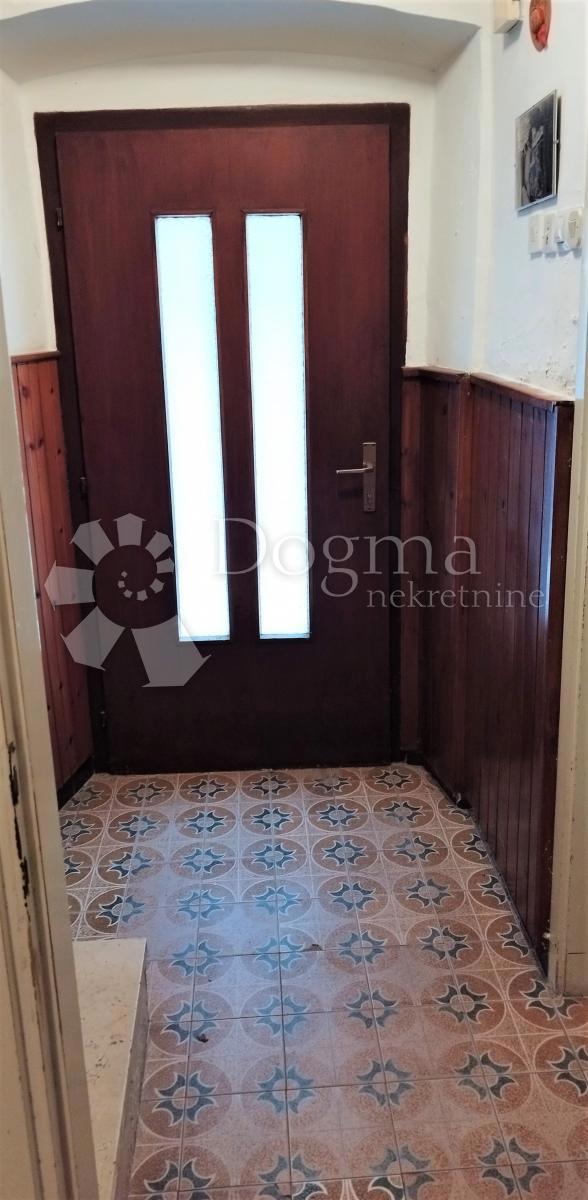 ATRAKTIVNA HIŠA V STAREM JEDRU - 50 M OD MORJA - PRILOŽNOST ZA INVESTICIJO