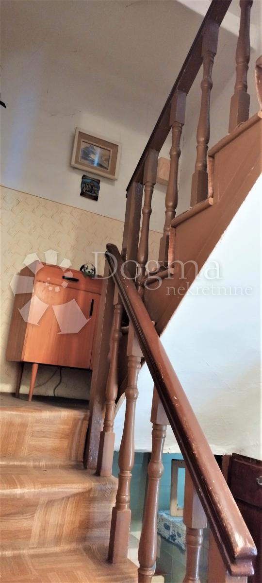 ATRAKTIVNA HIŠA V STAREM JEDRU - 50 M OD MORJA - PRILOŽNOST ZA INVESTICIJO