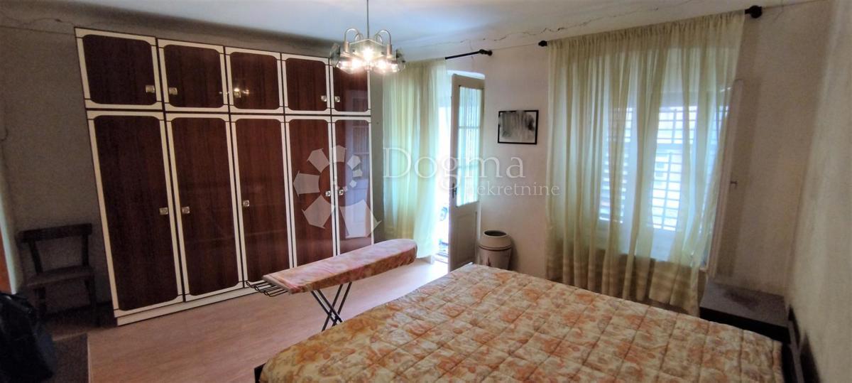 ATRAKTIVNA HIŠA V STAREM JEDRU - 50 M OD MORJA - PRILOŽNOST ZA INVESTICIJO