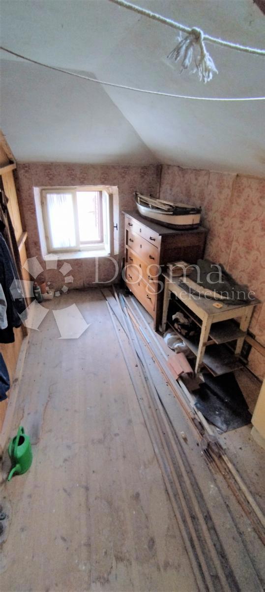 ATRAKTIVNA HIŠA V STAREM JEDRU - 50 M OD MORJA - PRILOŽNOST ZA INVESTICIJO