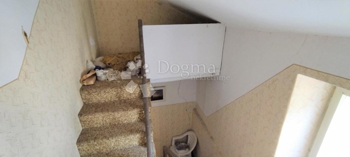 ATRAKTIVNA HIŠA V STAREM JEDRU - 50 M OD MORJA - PRILOŽNOST ZA INVESTICIJO