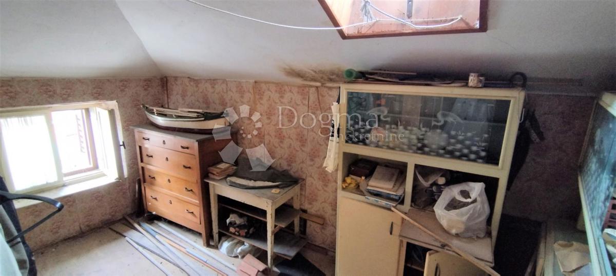 ATRAKTIVNA HIŠA V STAREM JEDRU - 50 M OD MORJA - PRILOŽNOST ZA INVESTICIJO