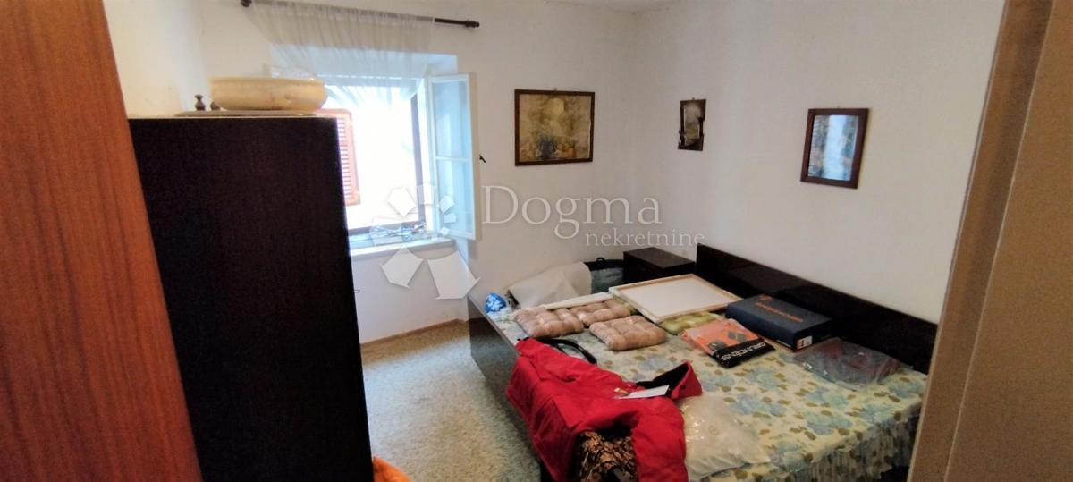 ATRAKTIVNA HIŠA V STAREM JEDRU - 50 M OD MORJA - PRILOŽNOST ZA INVESTICIJO