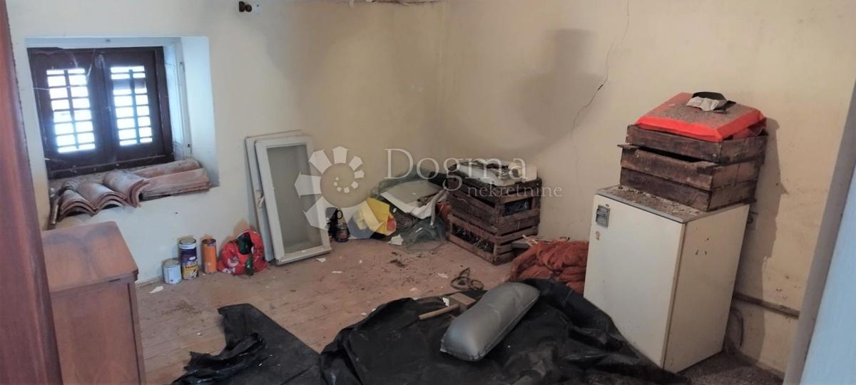 ATRAKTIVNA HIŠA V STAREM JEDRU - 50 M OD MORJA - PRILOŽNOST ZA INVESTICIJO