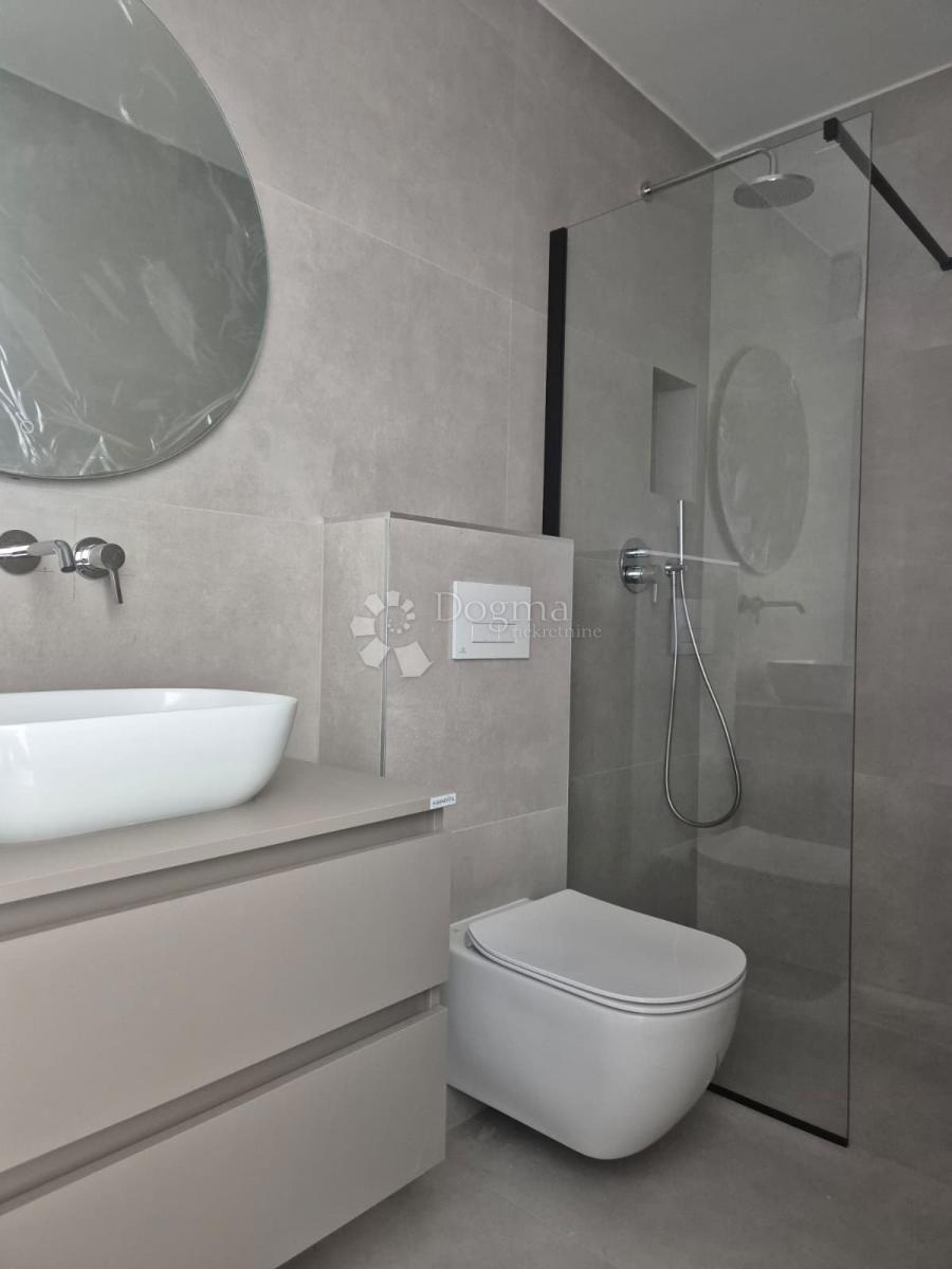 Stanovanje Okrug Gornji, Okrug, 80,42m2