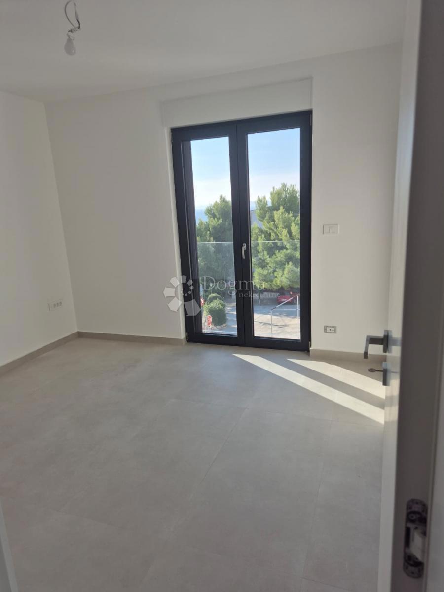 Stanovanje Okrug Gornji, Okrug, 80,42m2